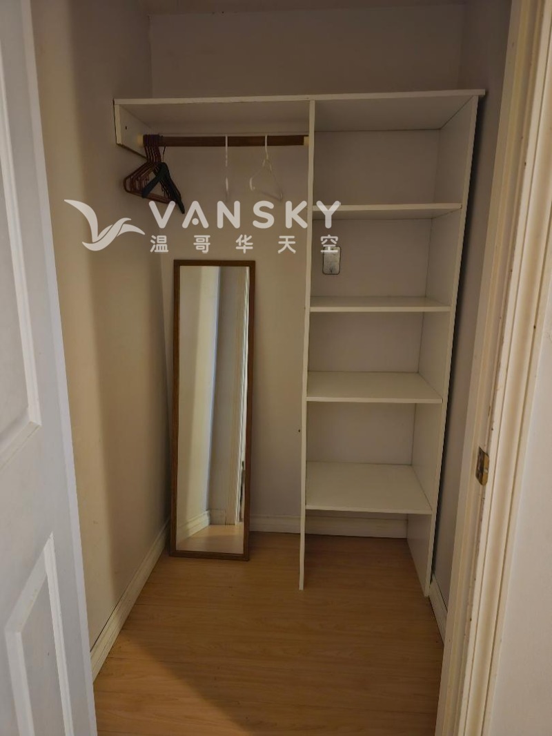 240128140810_walk-in closet.jpg